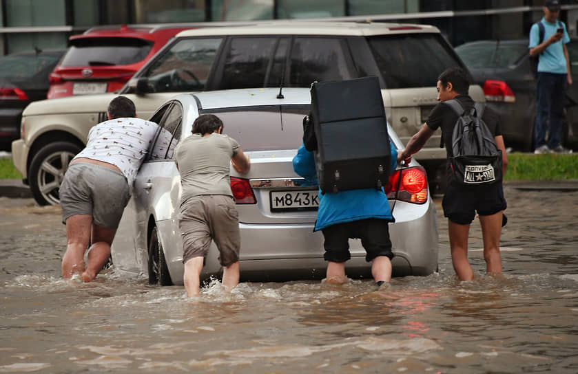 Городские власти заявляют, что ливневая канализация в Москве работает штатно, а жителям и гостям города в сильный дождь остается лишь надеяться поскорей добраться до берега