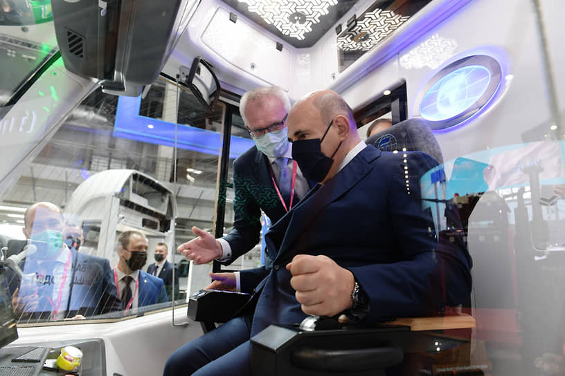 Приехавший на «Иннопром-2021» премьер-министр Михаил Мишустин (справа) призвал к структурным изменениям облика промышленности, прежде всего — к ее цифровизации
