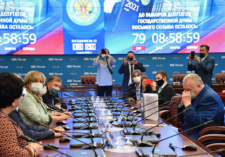 ЛДПР Владимира Жириновского (справа) была первой из 15 партий, уведомивших Центризбирком (слева — его глава Элла Памфилова) о намерении участвовать в думских выборах