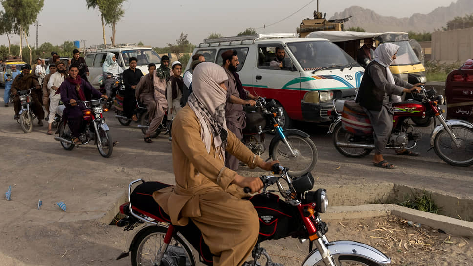 Столкновения правительственных сил с «Талибаном» все больше сказываются на повседневной жизни афганцев (на фото: пробка у блокпоста в провинции Кандагар)
