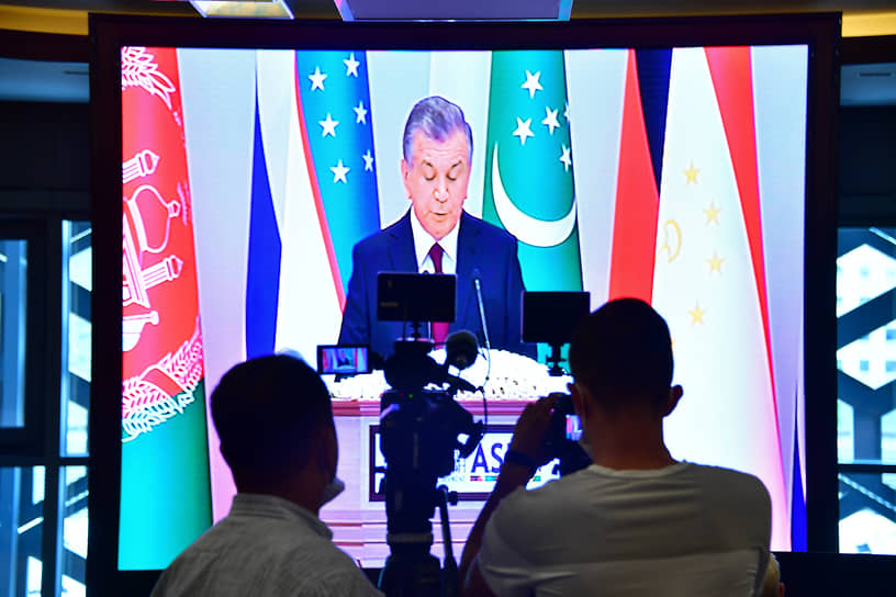 Президент Узбекистана Шавката Мирзиеев (на экране)