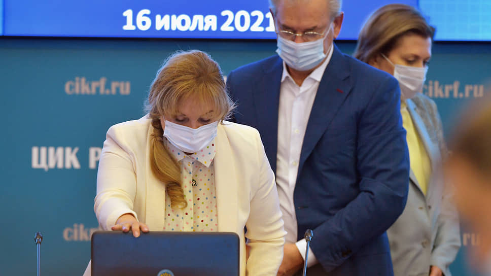 Председатель ЦИК России Элла Памфилова (на переднем плане) и руководитель Роспотребнадзора Анна Попова (на заднем) намерены защитить наблюдателей и членов комиссий прививками