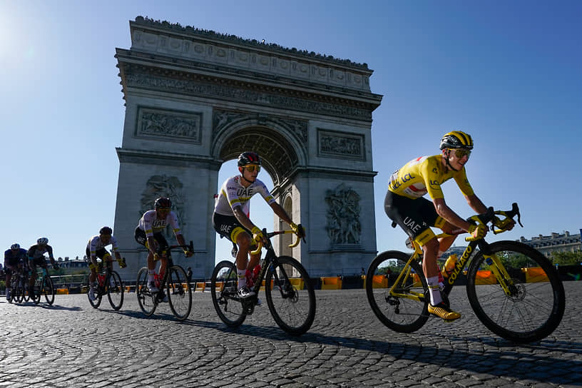 Тадей Погачар (в желтой майке) практически гарантировал себе вторую подряд победу на Tour de France задолго до финиша велогонки в Париже
