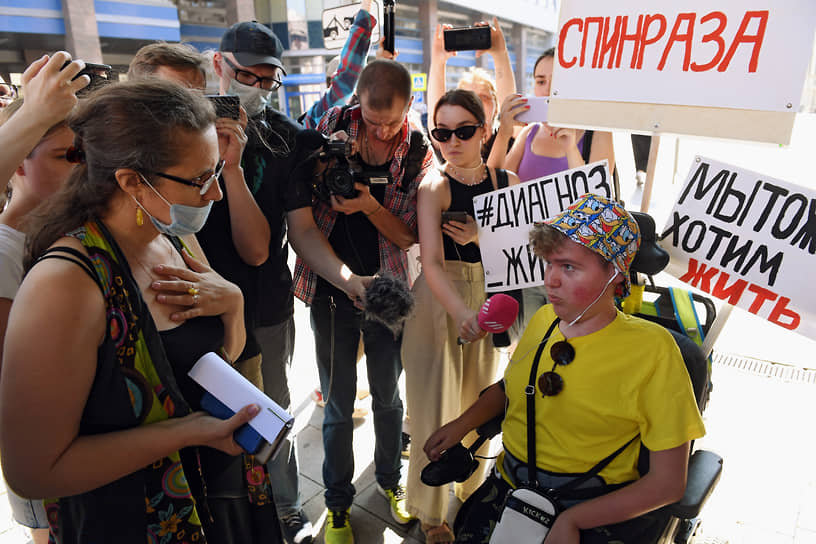 Даниилу Максимову (справа) потребовалось выйти на пикет, чтобы привлечь внимание к проблемам пациентов старше 18 лет со спинально-мышечной атрофией