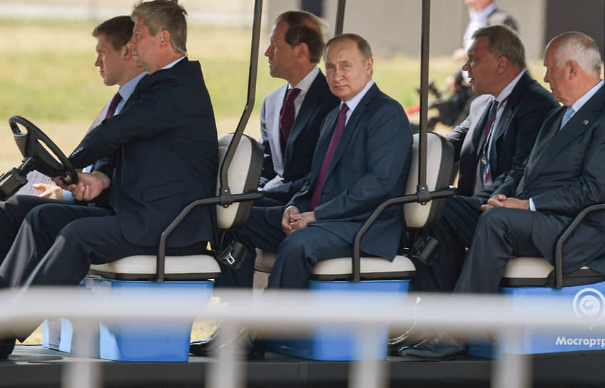 Владимир Путин пересел с истребителя на электрокар