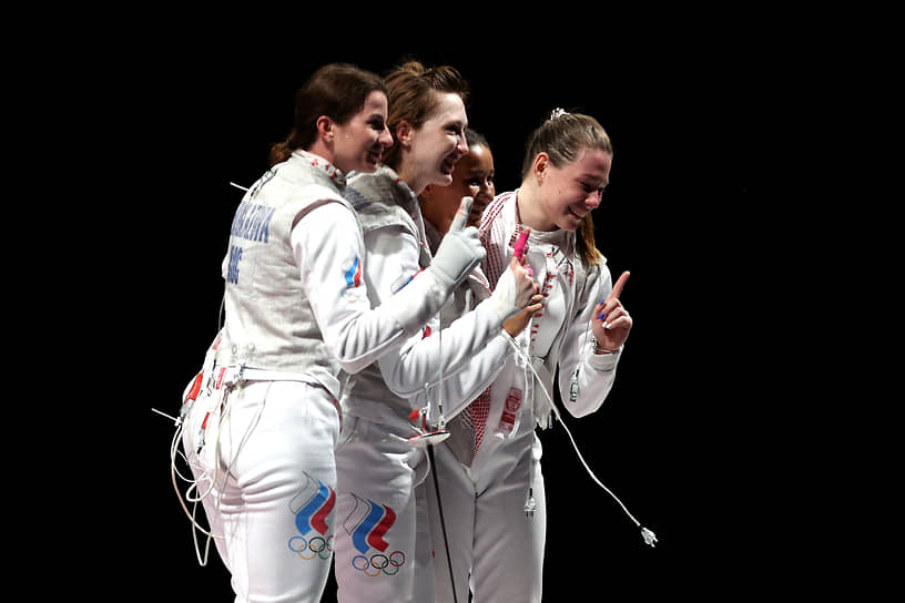 В матче за золото сборная России (слева направо: Инна Дериглазова, Лариса Коробейникова, Аделина Загидуллина, Марта Мартьянова) с разгромным счетом 45:34 выиграла у команды Франции