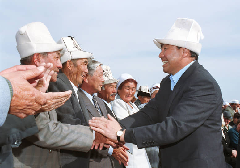 Аскар Акаев (справа) рассказал, что киргизские чекисты устроили ему радушный допрос