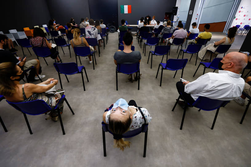 После объявления о скором вводе в Италии санитарных паспортов число желающих вакцинироваться резко возросло. На фото: вакцинированные отдыхают после получения прививки
