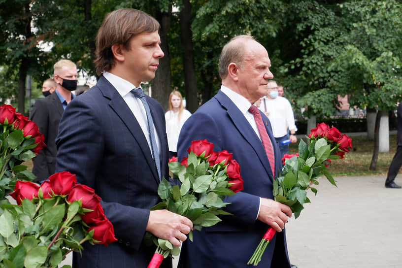 Лидер КПРФ Геннадий Зюганов (справа) во время визита в Орел возложил цветы к мемориалам освободителей города