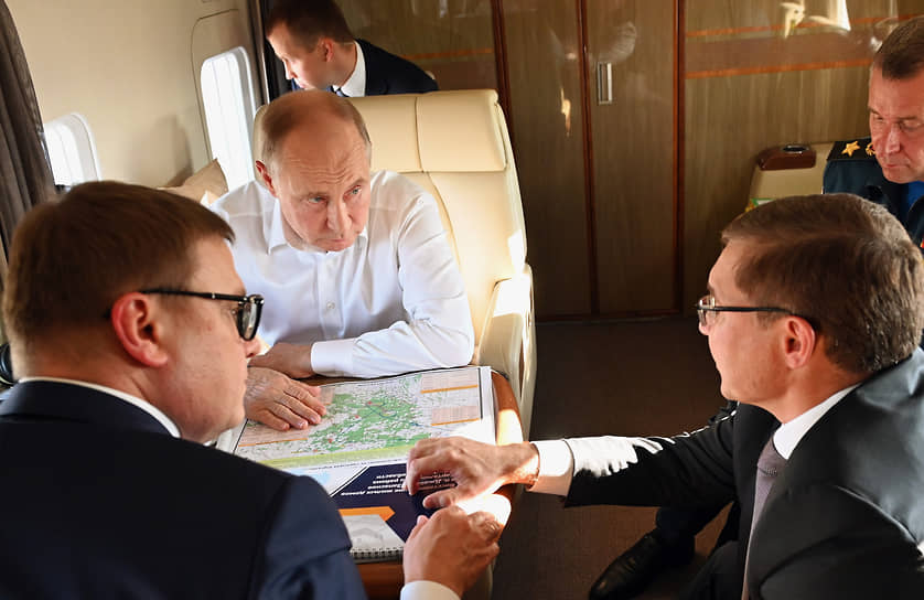 Владимир Путин облетел пострадавшие от стихии районы с картой, а также Алексеем Текслером, Владимиром Якушевым и Евгением Зиничевым (слева направо)