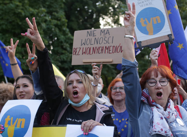 Тысячи поляков вышли на улицы Варшавы и других польских городов, скандируя «Свободу СМИ!». Граждане Польши опасаются, что стране угрожает возвращение цензуры, как во времена коммунизма
