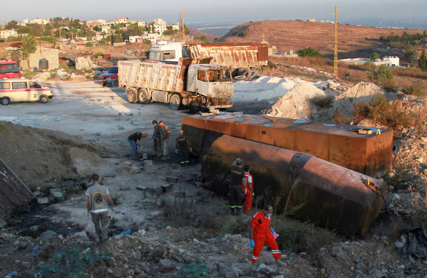 Солдаты ливанской армии и спасатели работают на месте взрыва топливного резервуара