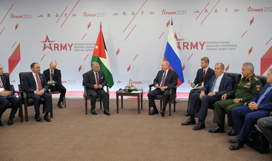 Президент России Владимир Путин (пятый справа) и король Иордании Абдалла II (четвертый слева) 