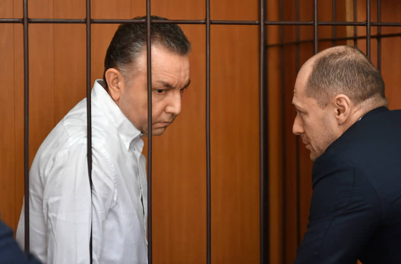 Защита Дмитрия Фролова (слева) намерена доказать, что он не мог влиять на судьбу АКБ «Кредитимпэкс Банк»