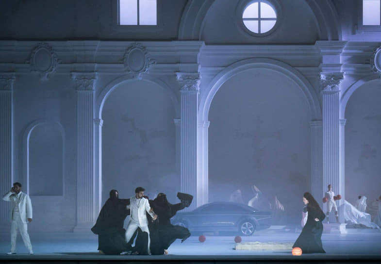 Стройность в спектакле Ромео Кастеллуччи присутствует в основном в виде архитектуры созданных им декораций