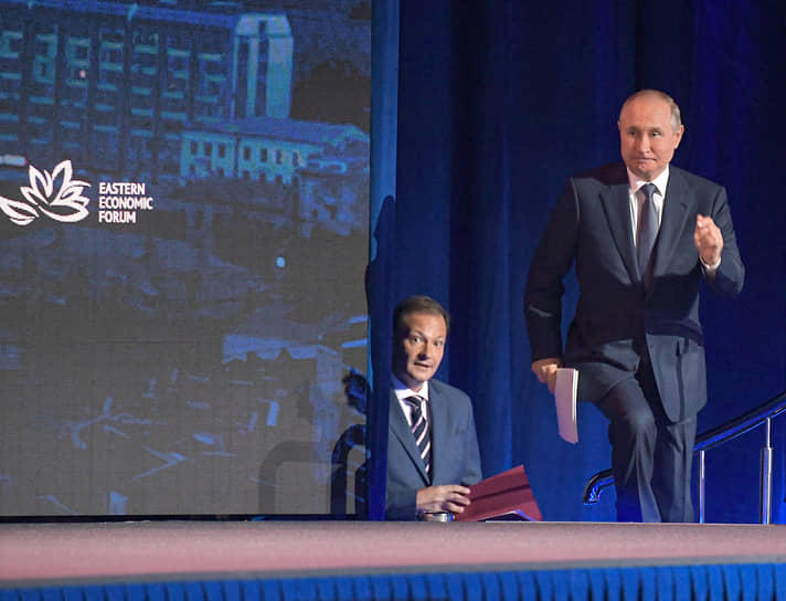 Телеведущий Сергей Брилев не в первый раз поднимался на сцену пленарного заседания ВЭФ вслед за президентом Владимиром Путиным