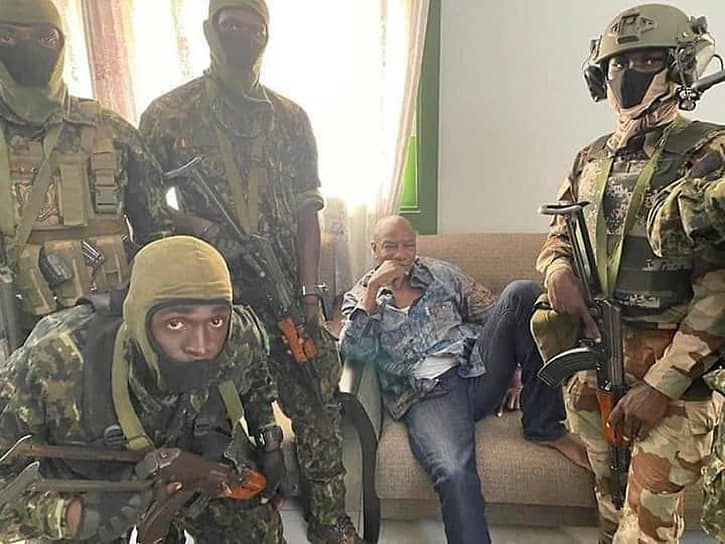 Мятежники взяли под стражу президента Гвинеи Альфу Конде 