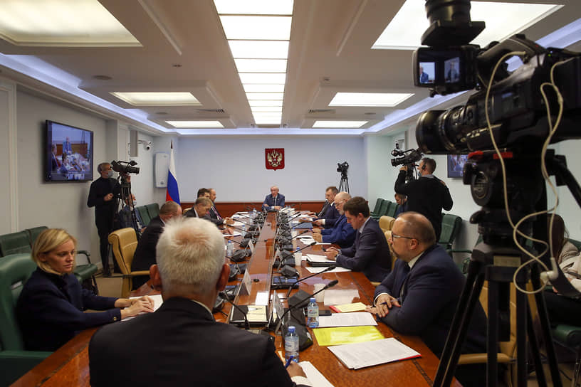 Глава временной комиссии Совета федерации по защите государственного суверенитета Андрей Климов на заседании комиссии (в центре) 