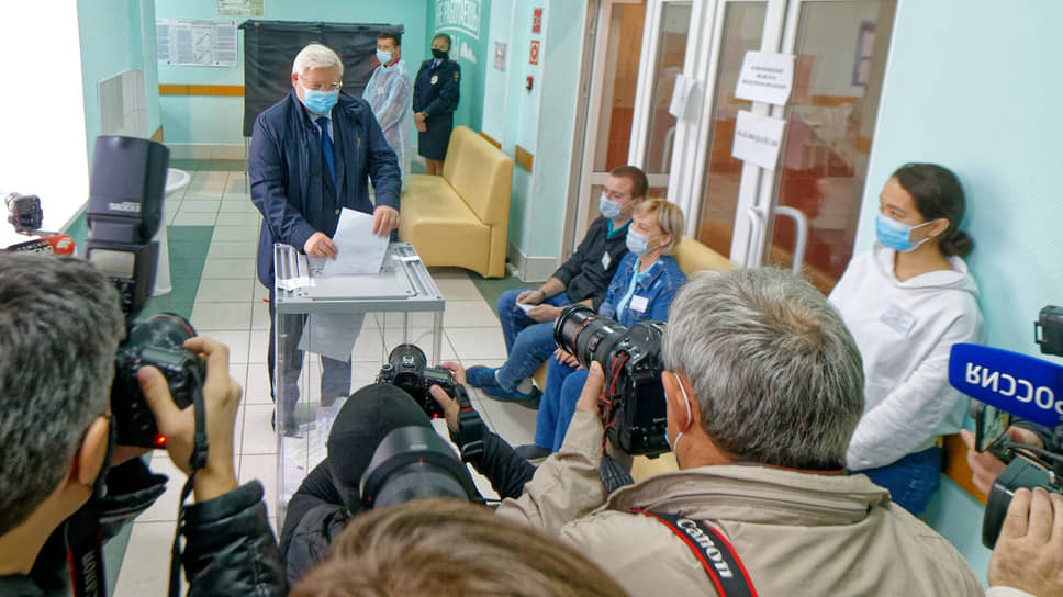 Участки, где голосуют губернаторы (на фото — глава Томской области Сергей Жвачкин), всегда находятся в центре внимания
