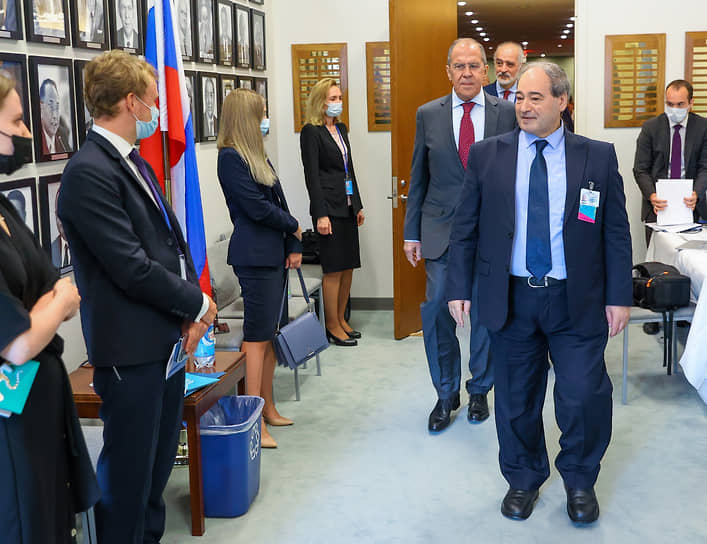 Министр иностранных дел России Сергей Лавров (в центре) и министр иностранных дел Сирии Фейсал аль-Микдад 
