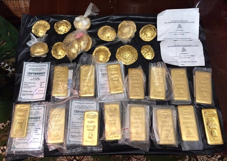 В ходе обысков золото изымали килограммами, валюту — сотнями тысяч, а оружие десятками единиц