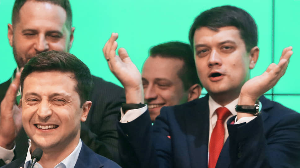 Дмитрий Разумков (справа) помог Владимиру Зеленскому занять президентское кресло. Уйдя с поста спикера Верховной рады, он сделал первый шаг к тому, чтобы сменить своего бывшего патрона на этом посту