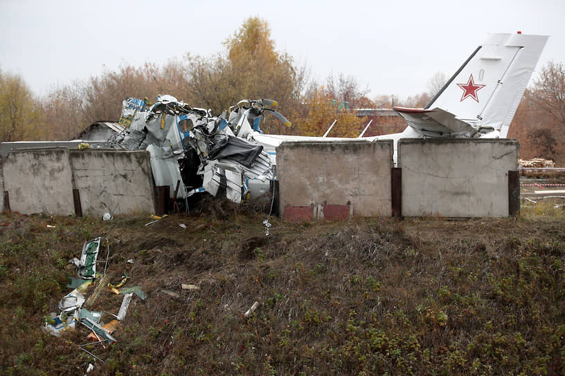 Обломки самолета L-410, который упал сразу после взлета с аэродрома