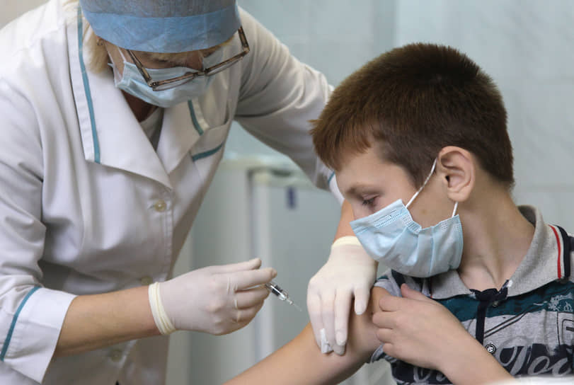 Для школьников старше 12 лет прививка от коронавируса может добавиться в список обязательных