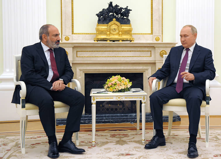 Президент России Владимир Путин (справа) и премьер-министр Армении Никол Пашинян 