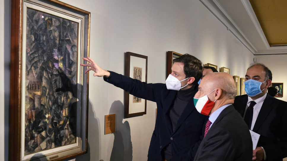 Посол Италии в России Джорджо Стараче (в центре) и владелец коллекции, внук Джанни Маттиоли Джакомо Росси (слева) на выставке