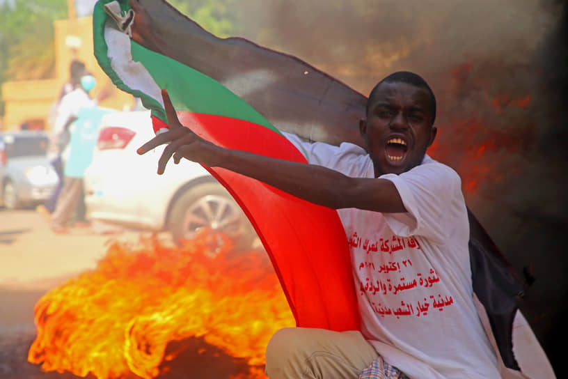 Перед арестом премьер Судана успел назвать происходящее переворотом и призвать сограждан выйти на улицу, чтобы защитить революцию. Призыв был услышан