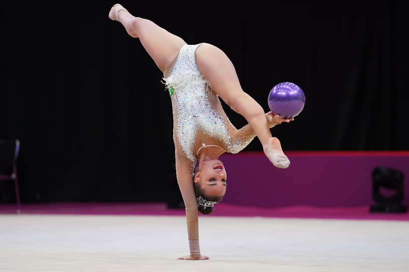 Дина Аверина выиграла упражнения с мячом на чемпионате мира с одной из самых высоких оценок в истории художественной гимнастики
