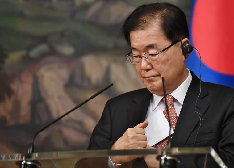 В Южной Корее не оставляют надежды на дальнейшее развитие деловых связей с Россией и ее более активное участие в корейском урегулировании (на фото — глава МИД Южной Кореи Чон Ый Ен)
