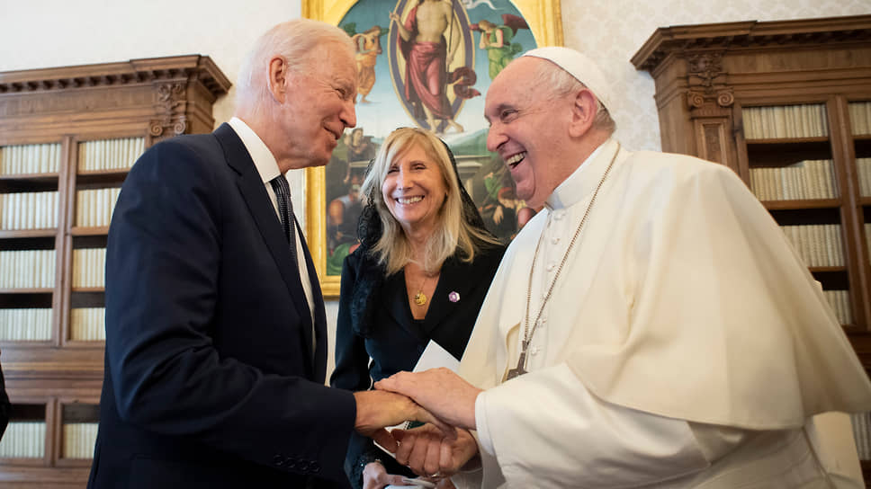 По итогам встречи с папой римским Франциском президент США Джо Байден рассказал журналистам, что понтифик назвал его хорошим католиком и попросил не переставать причащаться