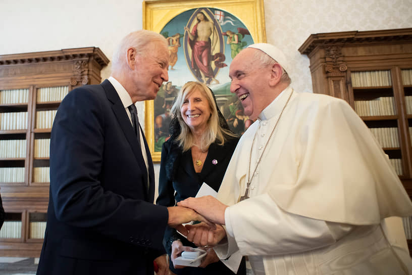 По итогам встречи с папой римским Франциском президент США Джо Байден рассказал журналистам, что понтифик назвал его хорошим католиком и попросил не переставать причащаться