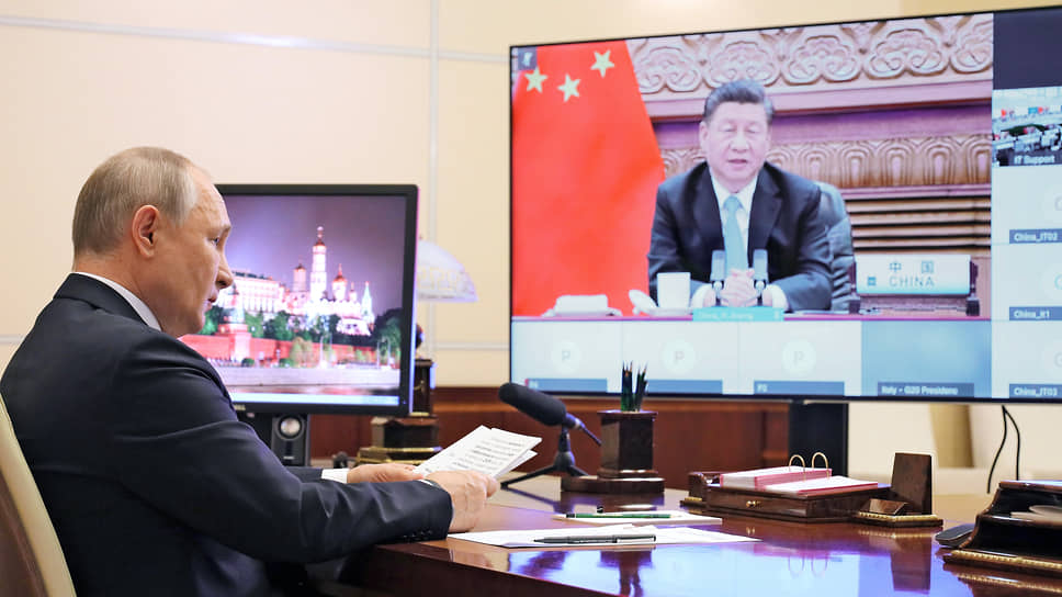 Отсутствие в Риме президента России Владимира Путина и председателя КНР Си Цзиньпина (на экране), выступивших по видеосвязи, сделало главными действующими лицами саммита западных лидеров