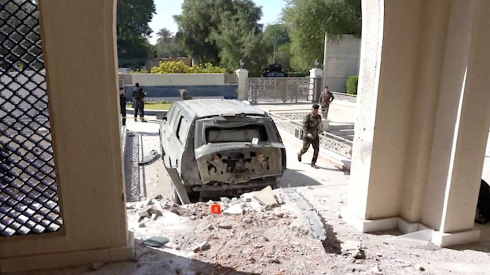 Поврежденная в результате атаки дронов машина, которая была припаркована перед резиденцией премьера Ирака