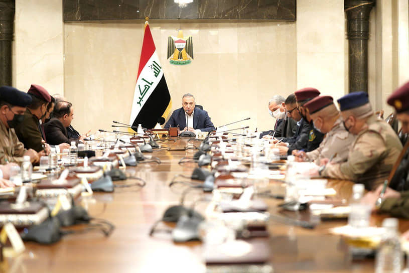 Премьер Ирака Мустафа Каземи во время совещания с руководителями службы безопасности Ирака после атаки дронов