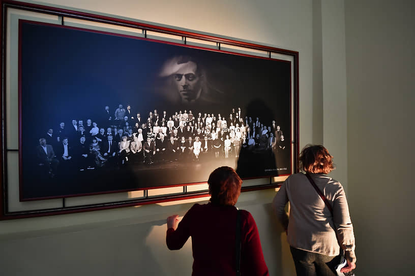 Зрители во время экскурсии в «День тишины» в день 100-летнего юбилея Государственного академического театра имени Евгения Вахтангова