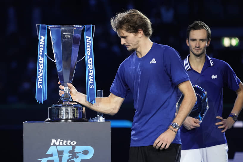 Победив Даниила Медведева (справа), Александр Зверев стал первым за последние шесть лет теннисистом, сумевшим дважды завоевать чемпионский трофей Nitto ATP Finals
