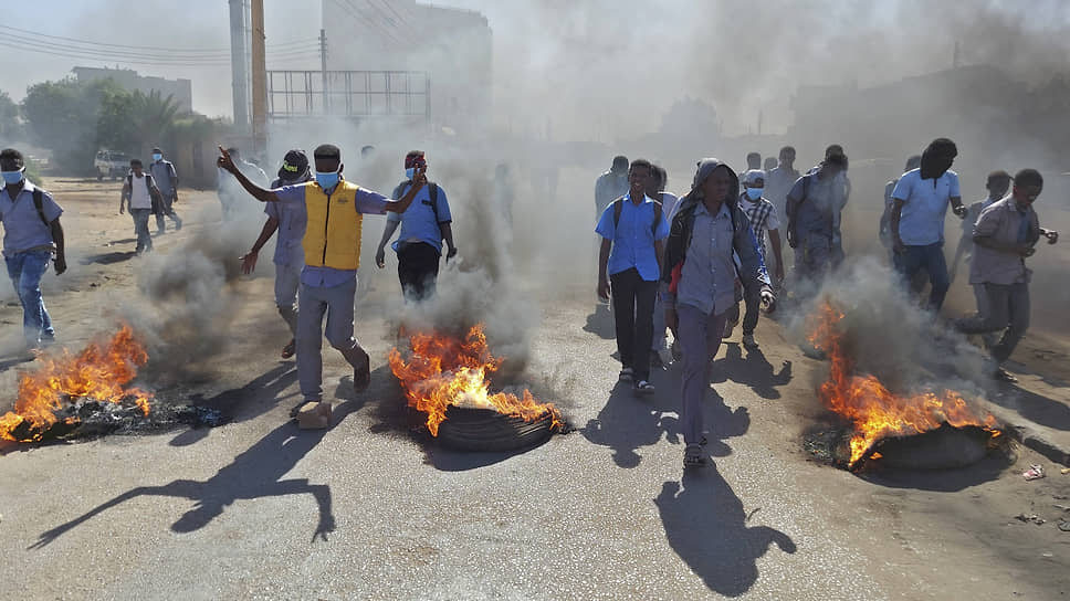 Несмотря на восстановление в должности премьер-министра Судана, демонстранты не намерены прекращать протесты — они требуют суда над путчистами