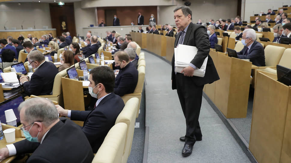 Андрей Макаров (стоит) практически в одиночку отбил все попытки оппозиции испортить одобренный его комитетом бюджет «лозунговыми» поправками