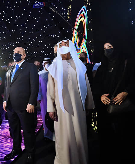 Михаил Мишустин (слева) и министр толерантности ОАЭ, генеральный комиссар «Экспо-2020» Нахайян бен Мубарак Аль Нахайян (в центре) во время посещения российского павильона перед началом церемонии
