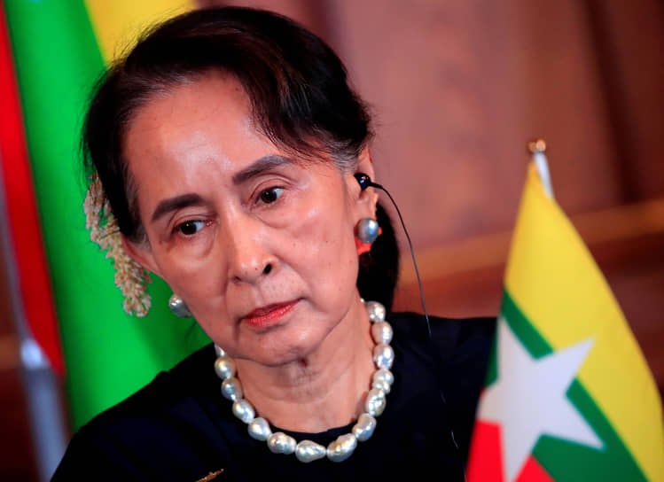 Против 76-летней Аун Сан Су Чжи, приговоренной к четырем годам тюремного заключения, выдвинуто еще несколько обвинений, и в случае признания ее виновной она может остаться за решеткой пожизненно