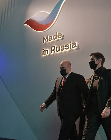 На форуме «Сделано в России» премьер-министр Михаил Мишустин (слева) призвал предпринимателей активнее выдвигаться на внешние рынки
