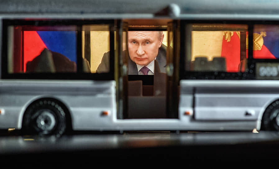 Владимир Путин, казалось, пассивно участвовал в дискуссии о QR-кодах на транспорте