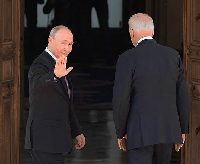 Президент России Владимир Путин (слева) и президент США Джо Байден