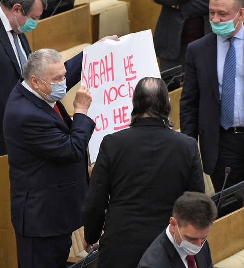 Лидер ЛДПР Владимир Жириновский (слева) держит плакат с надписью «Кабан не лось, лось не кабан!»