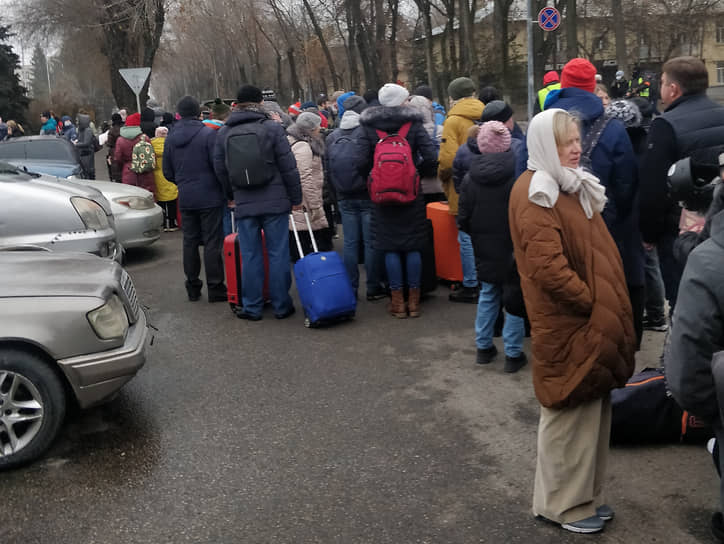 Российские граждане с чемоданами перед эвакуацией из Алматы
