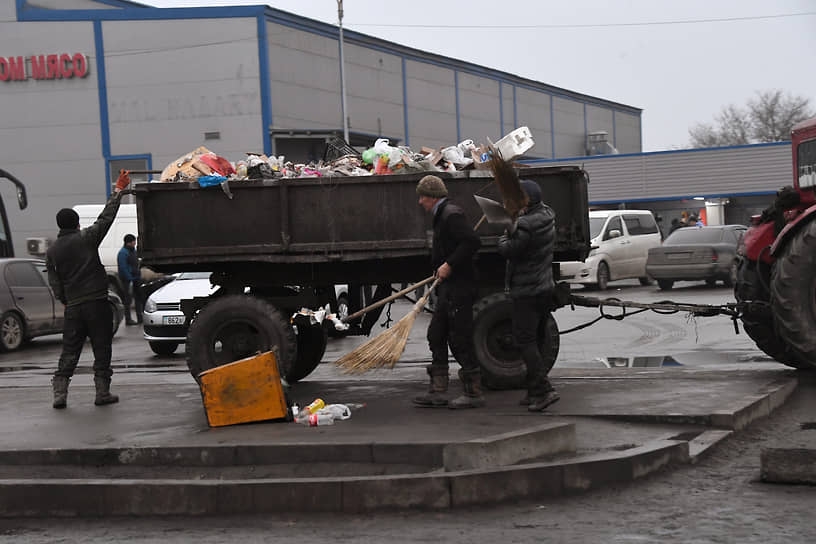 В воскресенье в Алматы уже не стреляли. Коммунальные службы увозили сожженные машины и убирали мусор